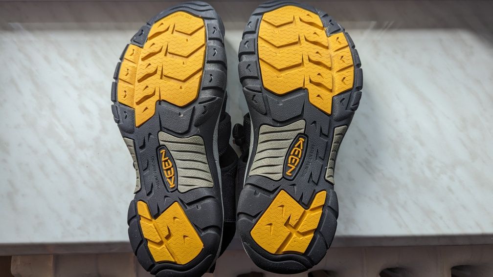 Тренінгові босоніжки Keen newport 42р.