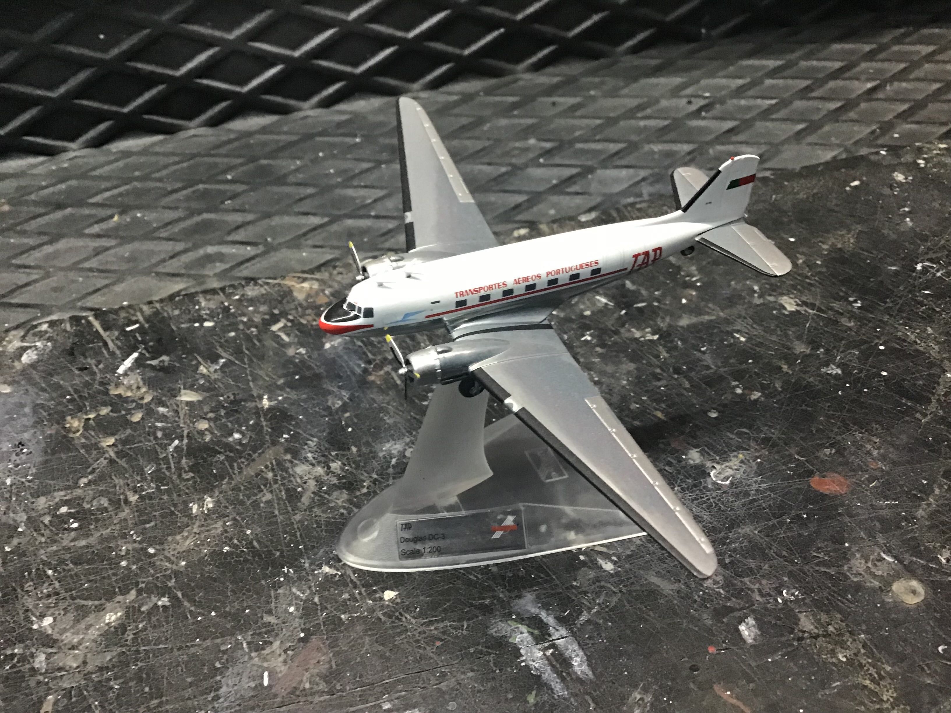 Avião DC-3 da TA Portugal na escala 1:200