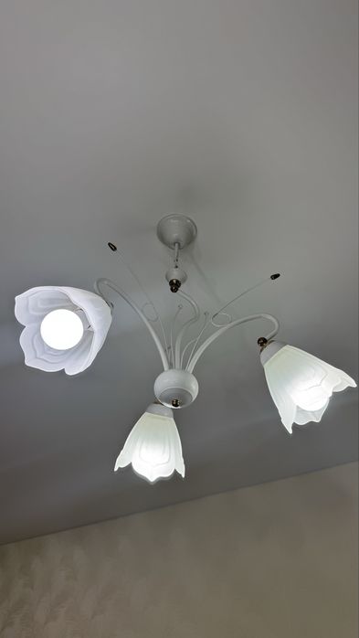 Біла люстра на 3 плафони
