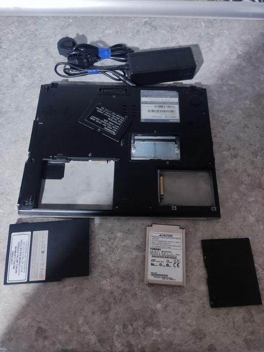 Toshiba Portege R100 робочий але без блоку живлення