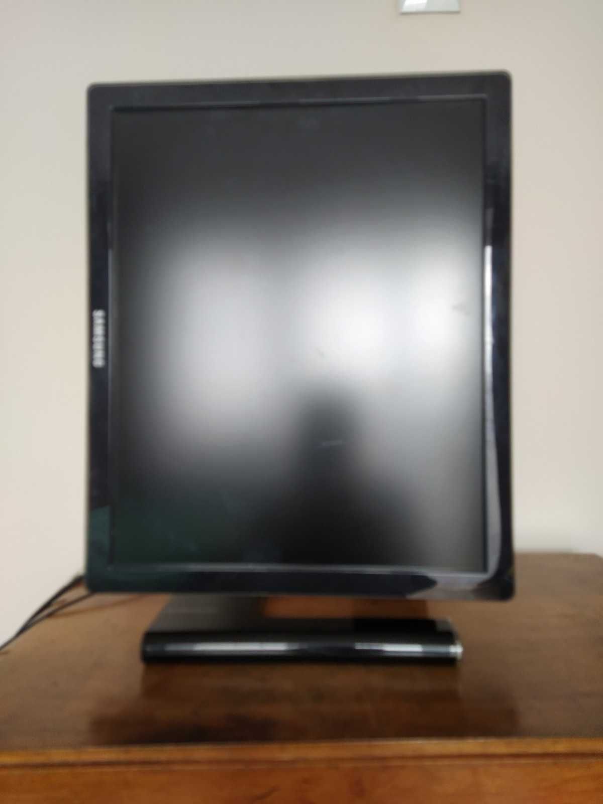 Monitor SAMSUNG SyncMaster 971p  19 cali Pivot 2 USB 2.0 DVI SPRAWNY