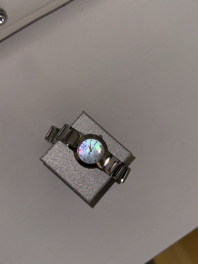 Srebrny zegarek Casio z perłową tarczą