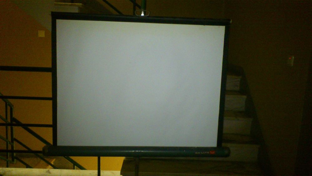 Tela para projetar ( fotos, filmes slides etc )