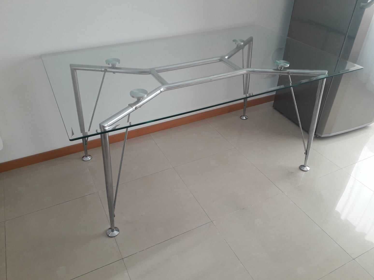 Mesa de jantar com tampo de vidro