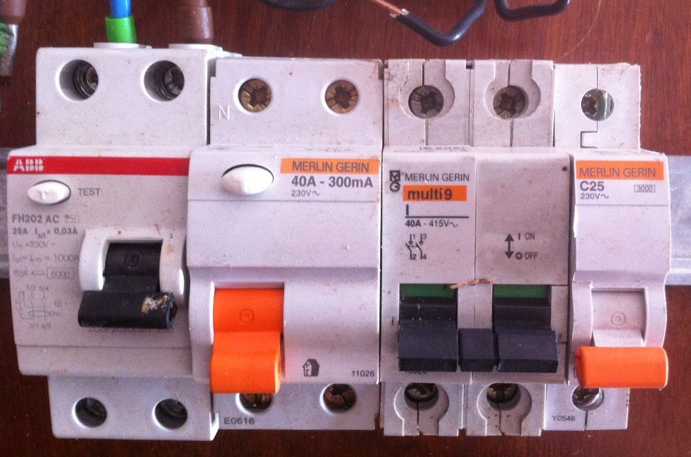 lote de disjuntores para corrente eléctrica