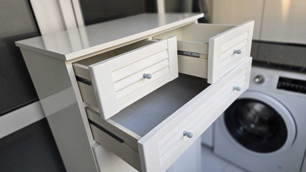 Armário branco lacado de apoio de lavandaria ou WC com TULHA