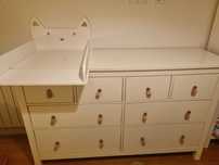 DOU cómoda Hemnes IKEA com puxadores couro + mesa trocas bebé