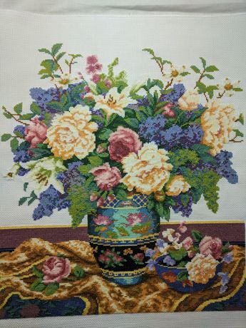 Картина вишита хрестиком, ваза з квітами на столі