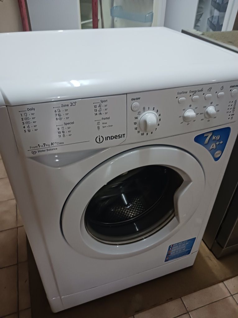 Vendo máquina de lavar roupa indesit  7kg classe A++ semi nova ...poss