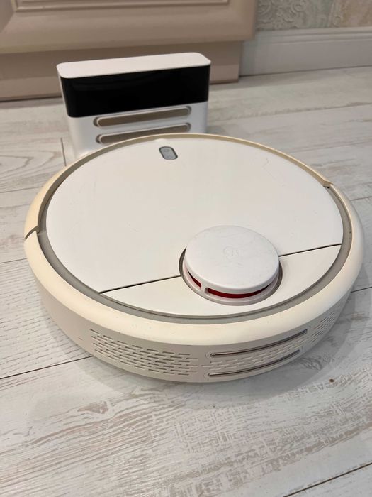 Продам робот-пилосос Xiaomi Mi Robot Vacuum (модель SDJQR02RR)
