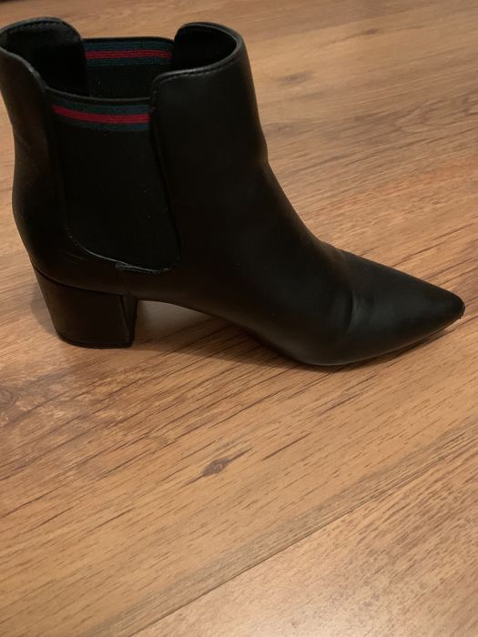 Botins pretos de pele