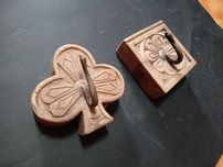 2 Suportes para roupa de madeira rústicos