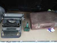 Stara maszyna do pisania, dziurkacz, walizka