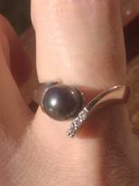 Золотое кольцо с бриллиантами и черным жемчугом