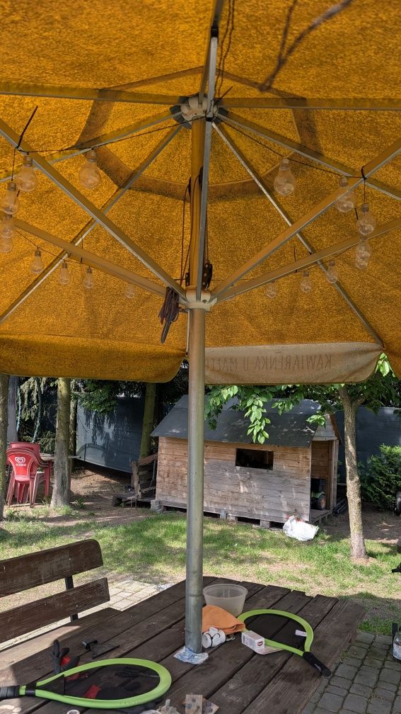 Parasol ogrodowy z podstawą