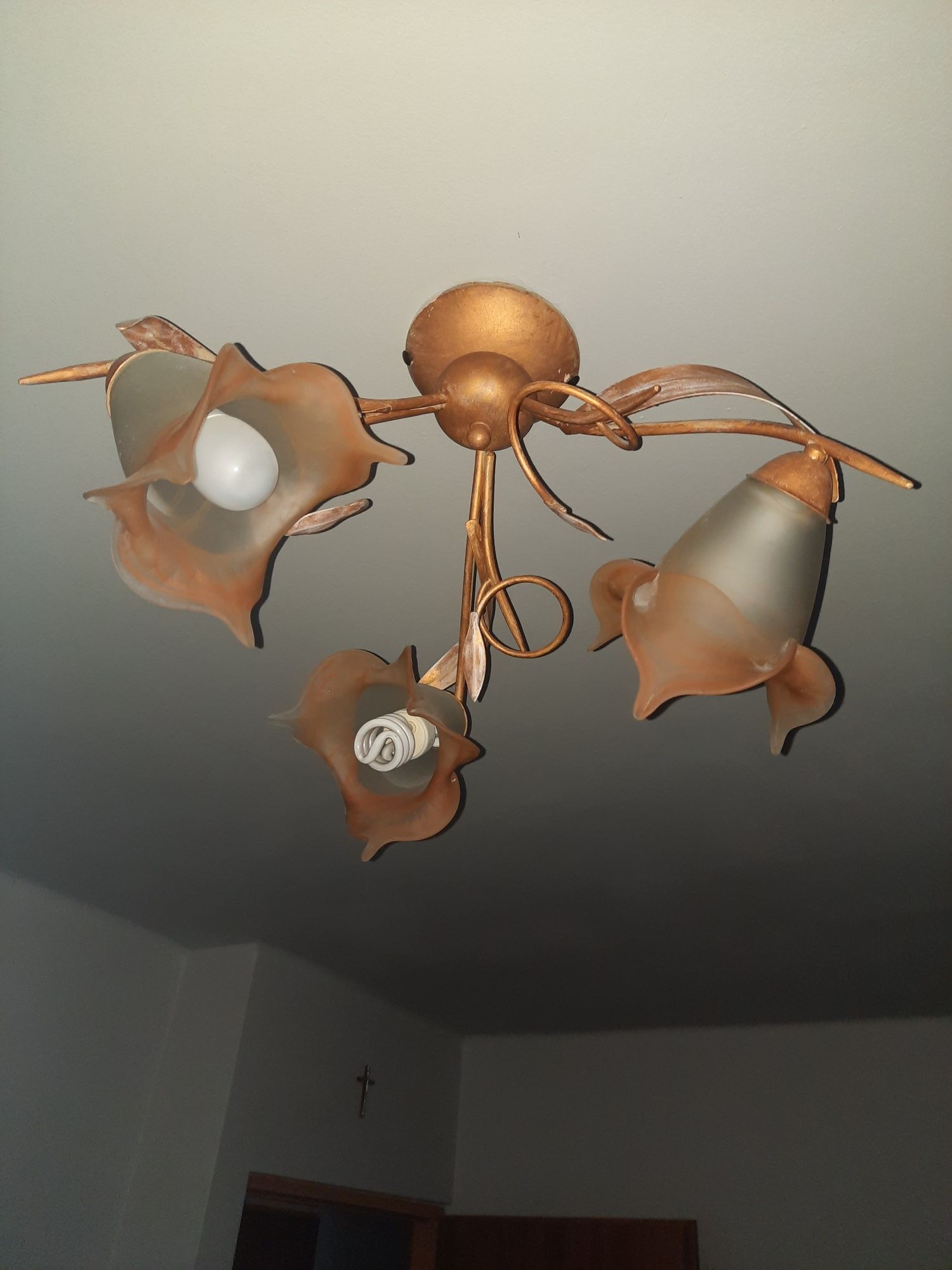 Lampa sufitowa na trzy klosze