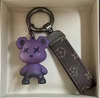 Брелок Мишка трендовый брелок для ключей в виде медведя фиолетовый