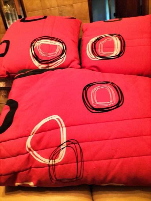 Edredom e almofadas cor vermelha
