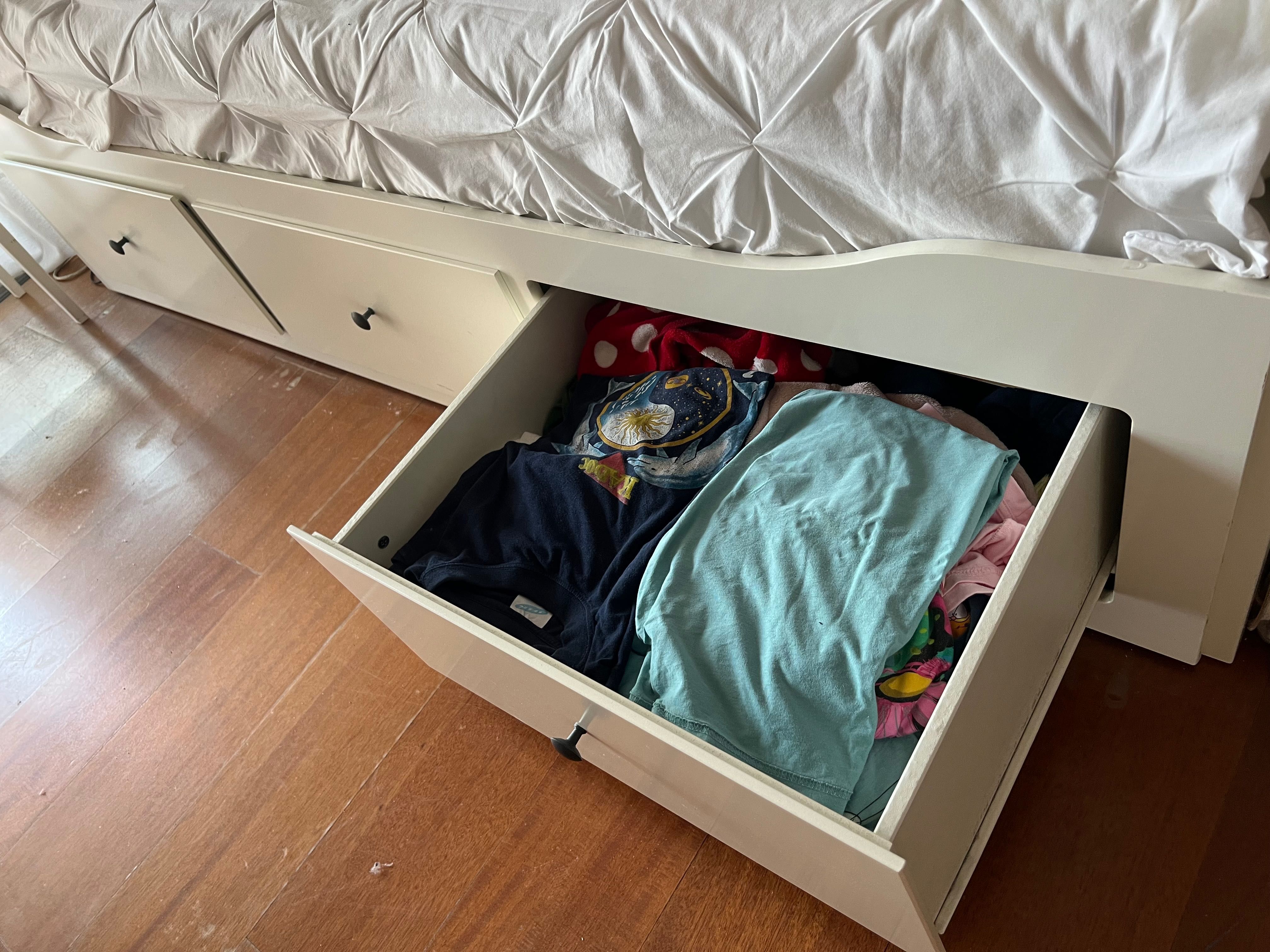 Cama Branca Hennes Ikea , com 2 colchões e 3 gavetas