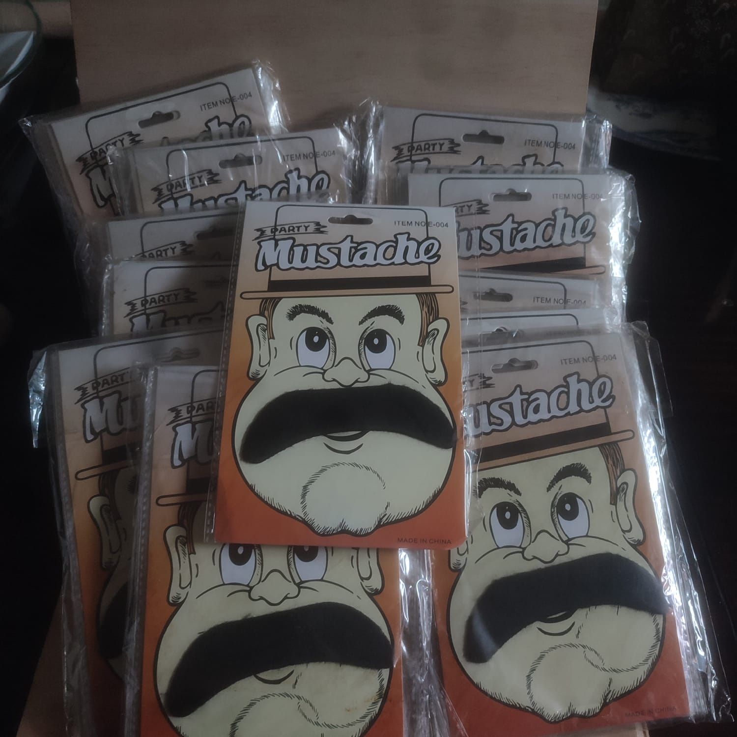 Bigodes postiços [carnaval]