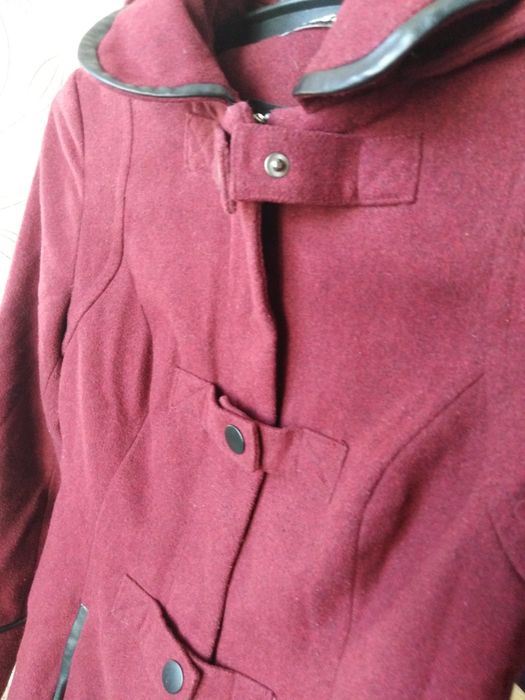 Пальтішко темно вешневе.