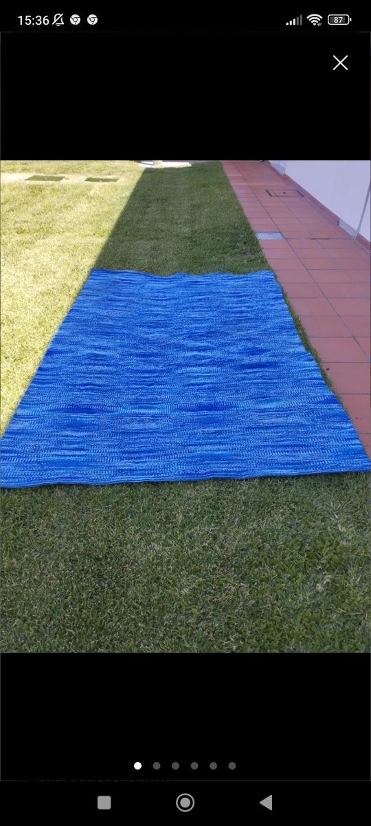 2 carpetes azuis como novas de