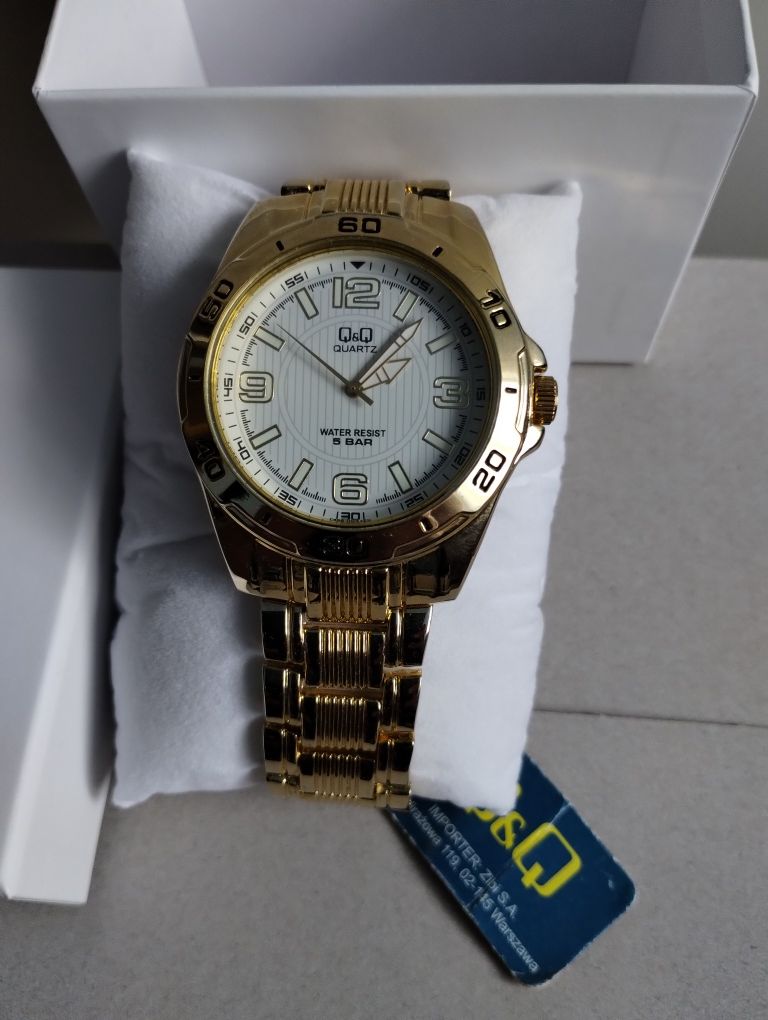 Nowy nieużywany zegarek marki Q&Q  F496-004 koperta w kolorze złotym