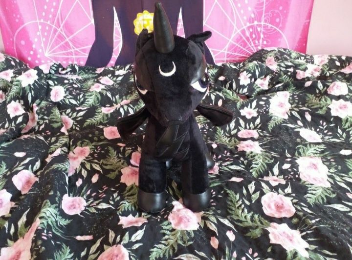 Czarny jednorożec maskotka killstar restyle.