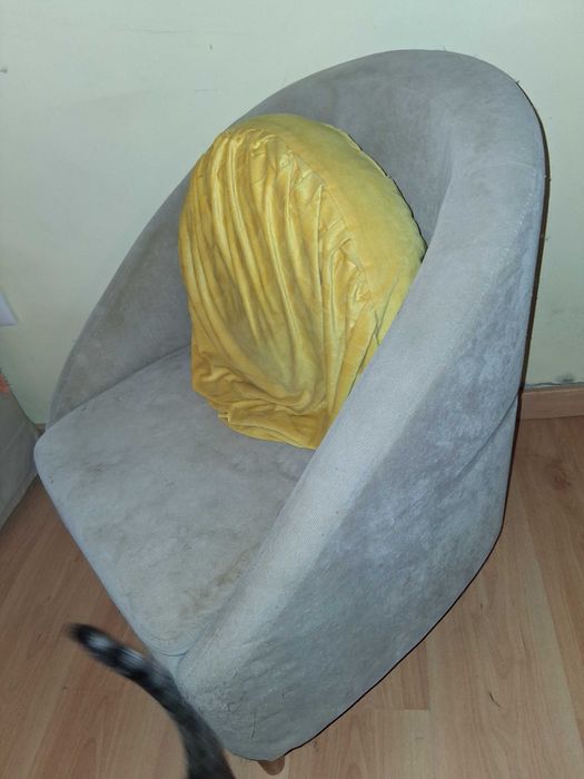 Dois cadeirões com pés em madeira