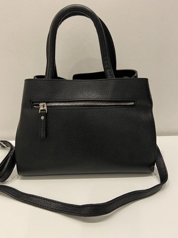 Чорна шкіряна жіноча сумка