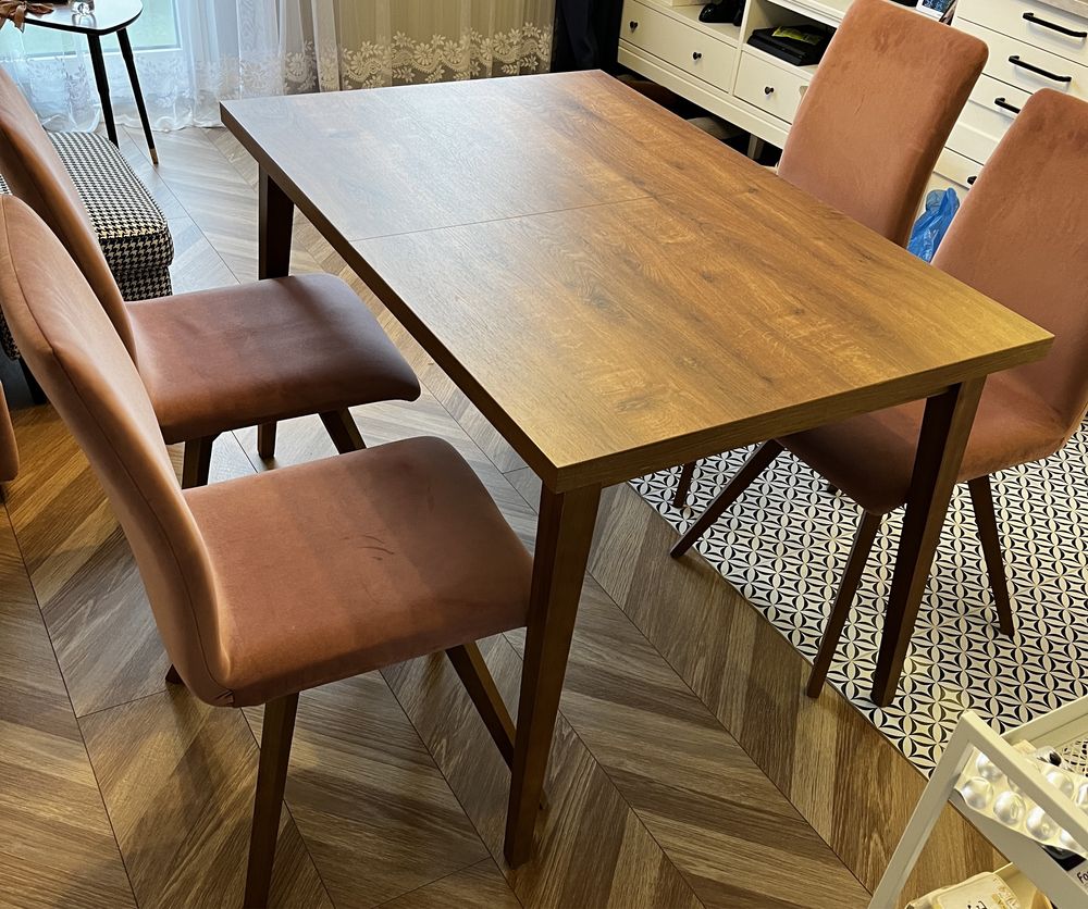 Stół z krzesłami w bardzo dobrym stanie