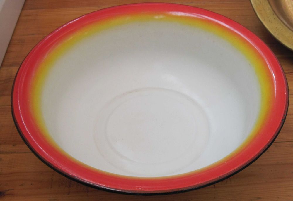 продается  эмалированная  миска  на 9 литров