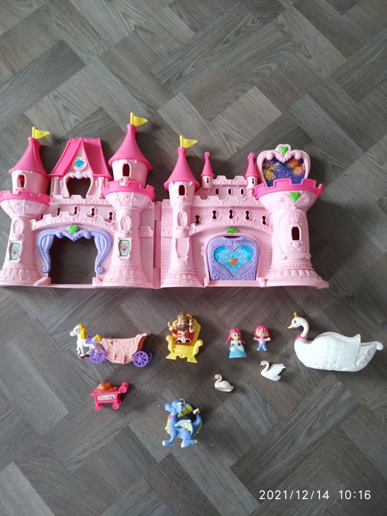 Игрушечный замок для принцессы с фигурами