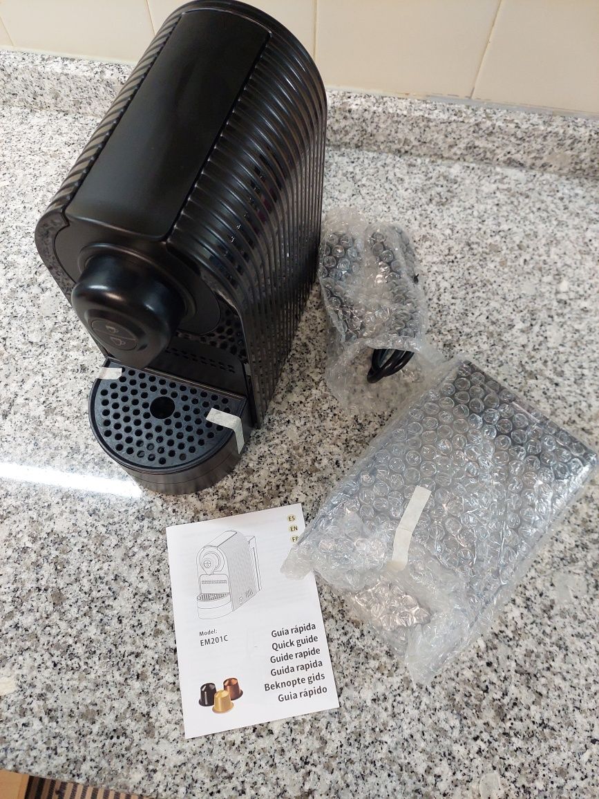 Máquina café pastilhas Nespresso Nova nunca usada