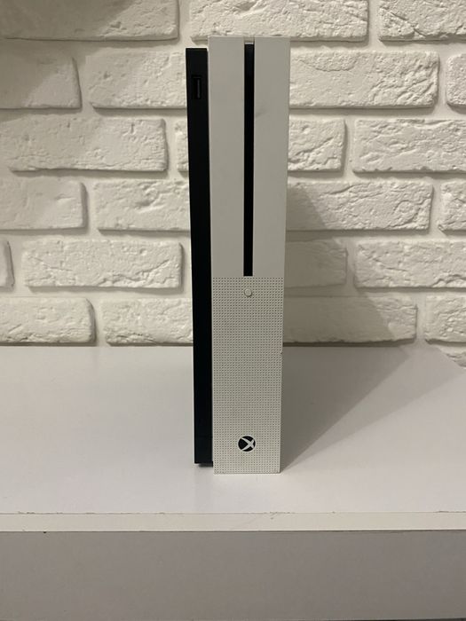 Продам xbox one s в не плохом за свое время работы состоянии