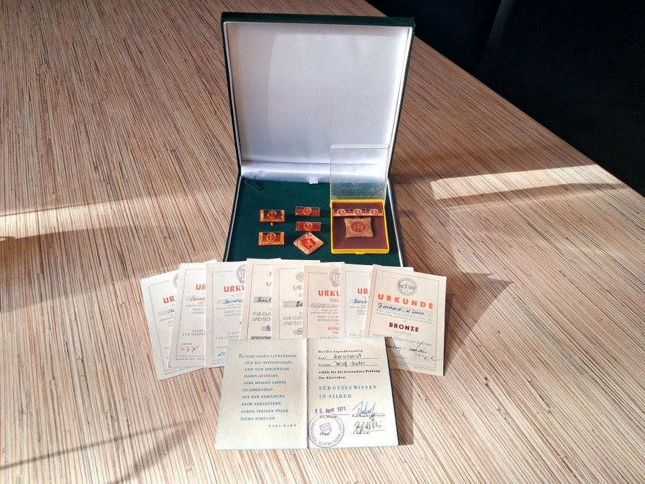 Medale i odznaczenia DDR 5 szt. + legitymacje okres PRL vintage
