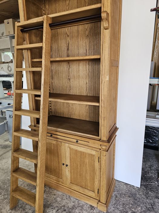 Regał dębowy z drabinką – solidne drewno, klasyczny styl