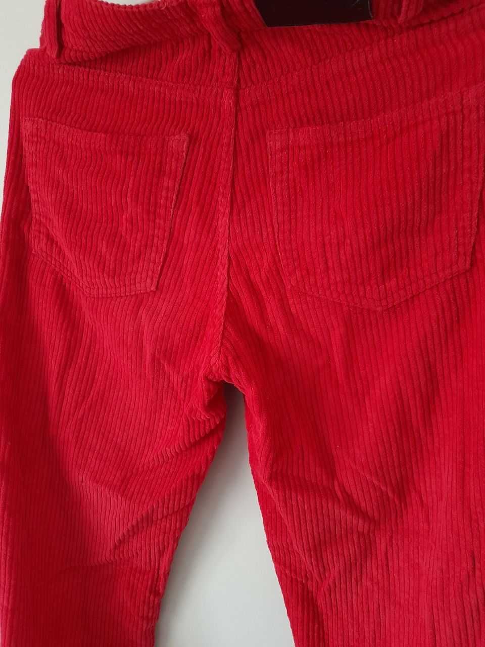 czerwone jeansy bershka
