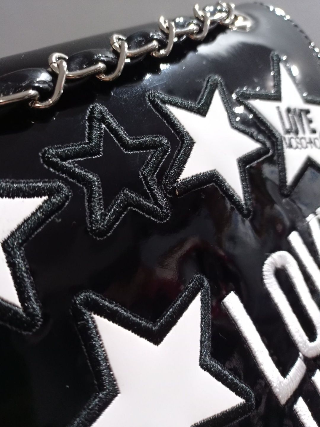 Wyprzedaż Love Moschino czarna torebka na ramię lakiwrowana