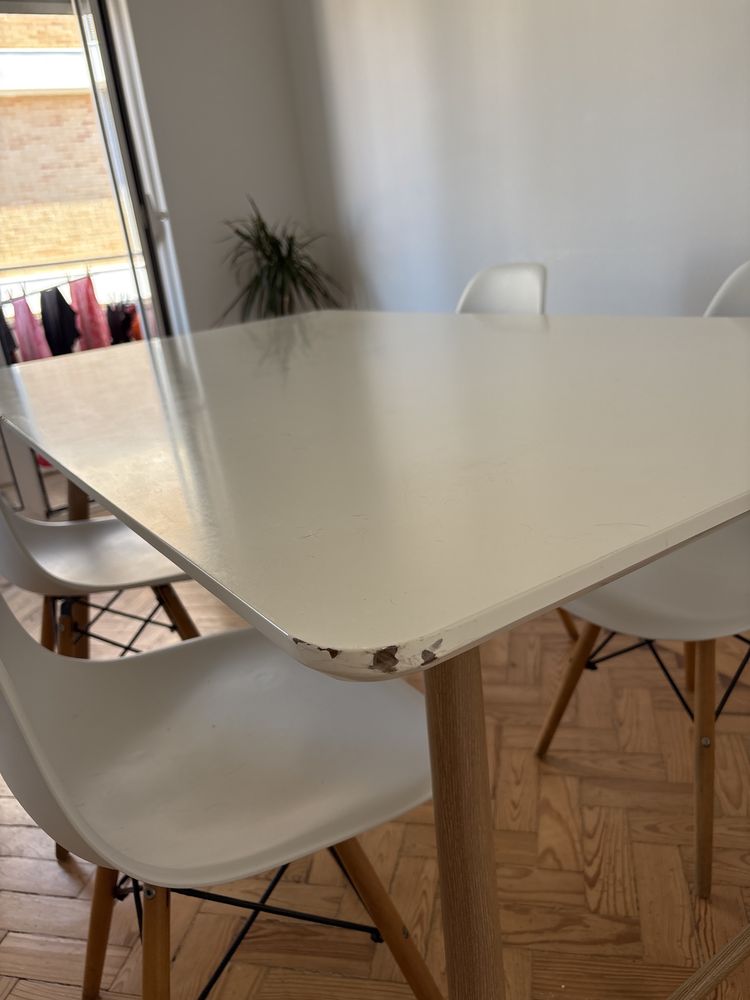 Mesa e 4 cadeiras