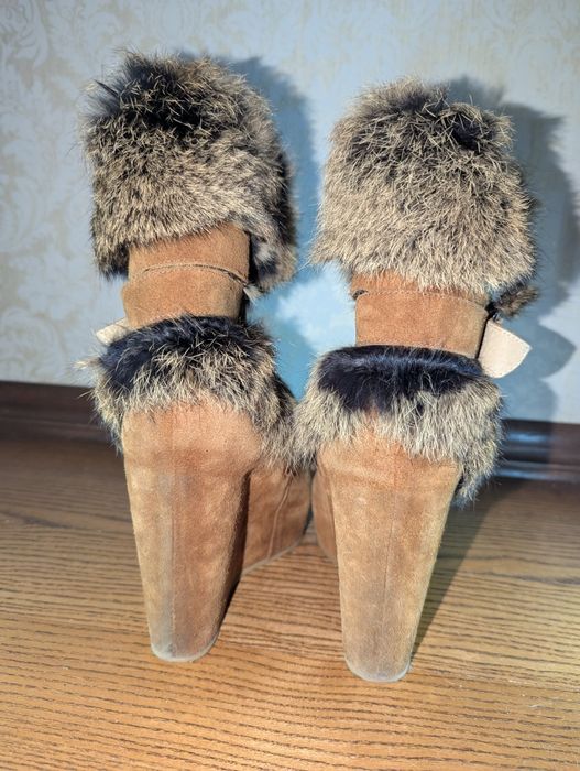 Жіночі зимові черевики Grossi на танкетці з натуральної замші і хутра.