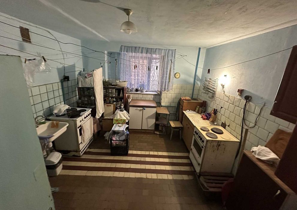 Кімната в гуртожитку на ближніх Гречанах (секція на 2 кімнати)