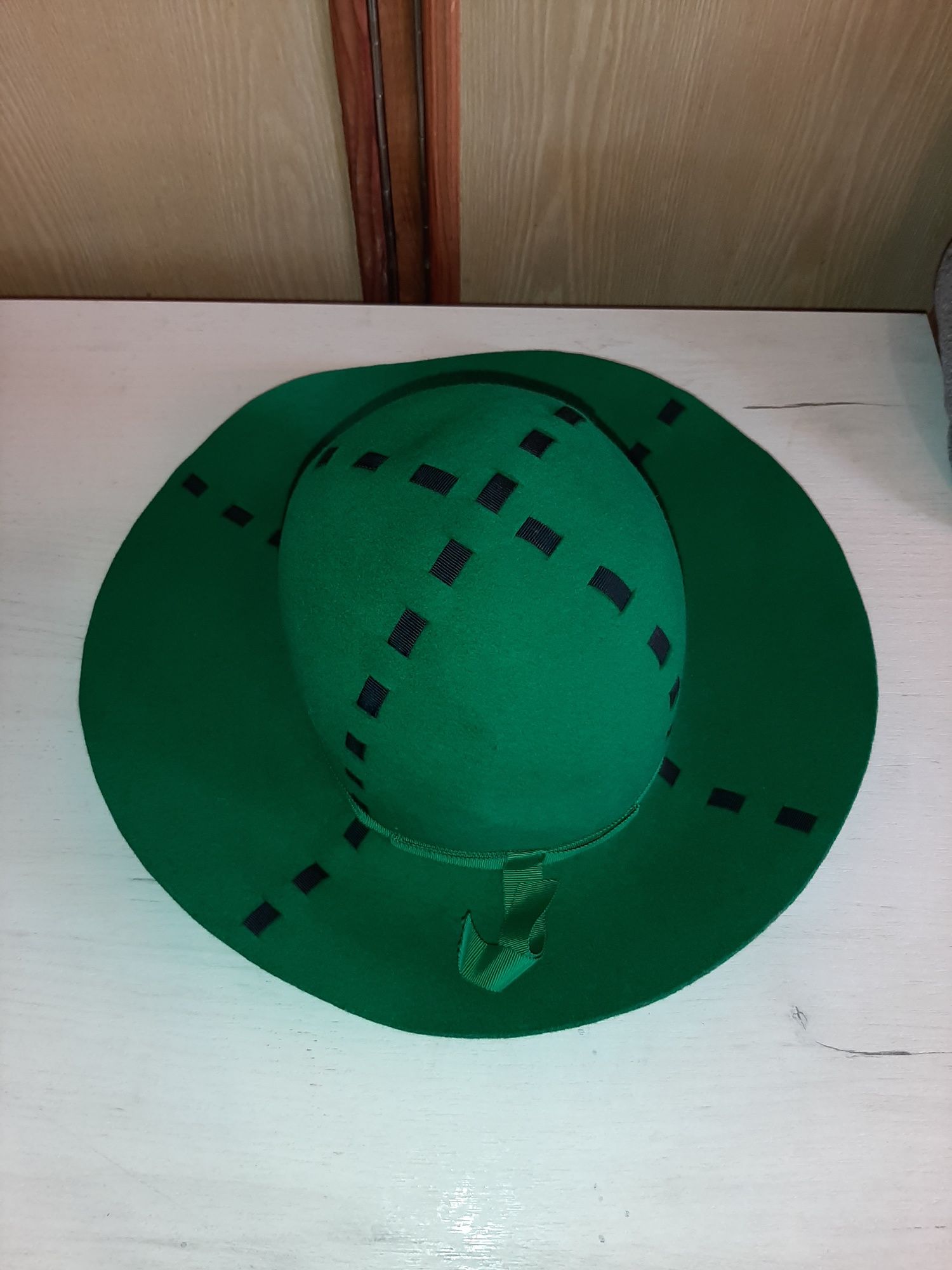 Шляпа карнавальная зелёная ,объем 56 см.
