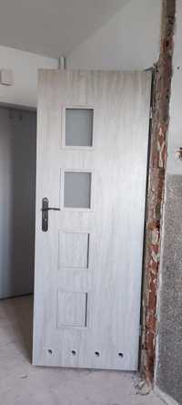 Drzwi wewnętrzne łazienkowe prawe 70 z przeszkleniami, klamka w zestaw