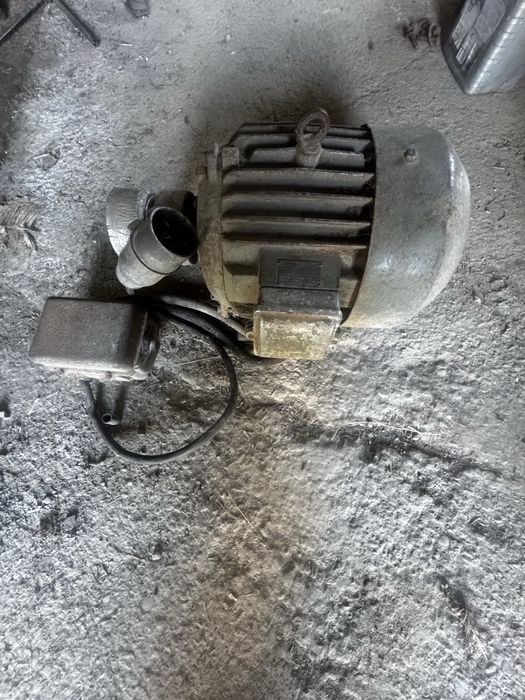 Silnik elektryczny 3-fazowy o mocy 5,5 kW.