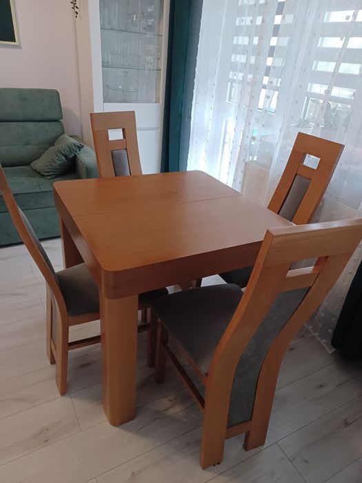 Stół rozkładany oraz 6 krzeseł
