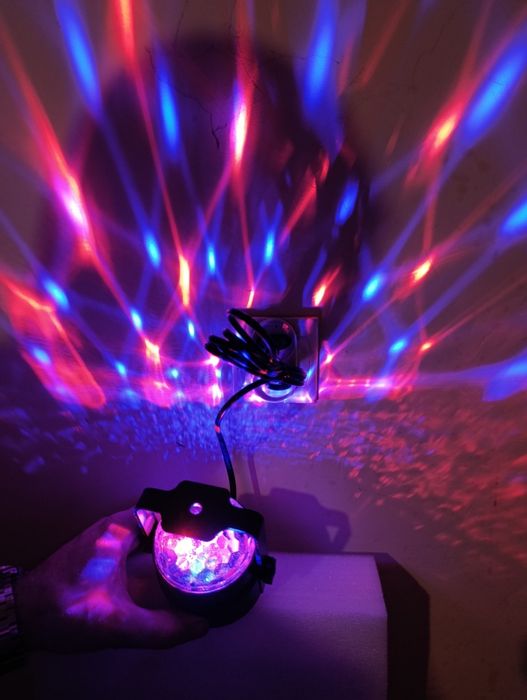 Dynamiczna Mini Lampa Dyskotekowa LED RGB z Pilotem - Idealna na Impre