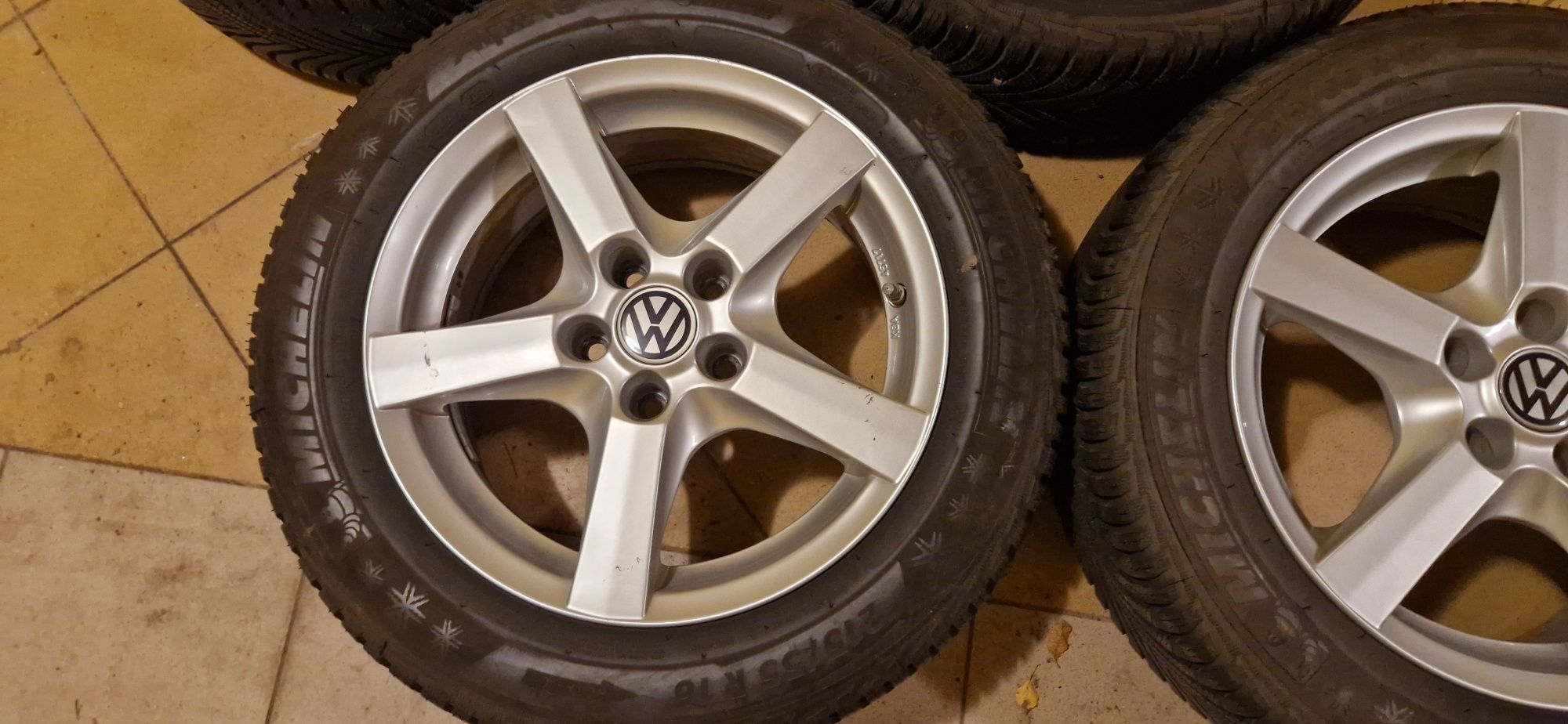 Sprzedam komplet kół z felgami aluminiowymi do VW Passata.