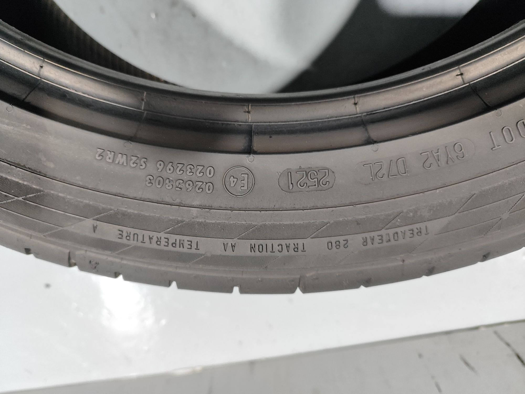 2 pneus semi novos 245-45R19 Continental - Oferta dos Portes