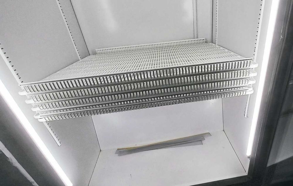 Холодильна вітрина на 915 літрів широка однодверна вітрина